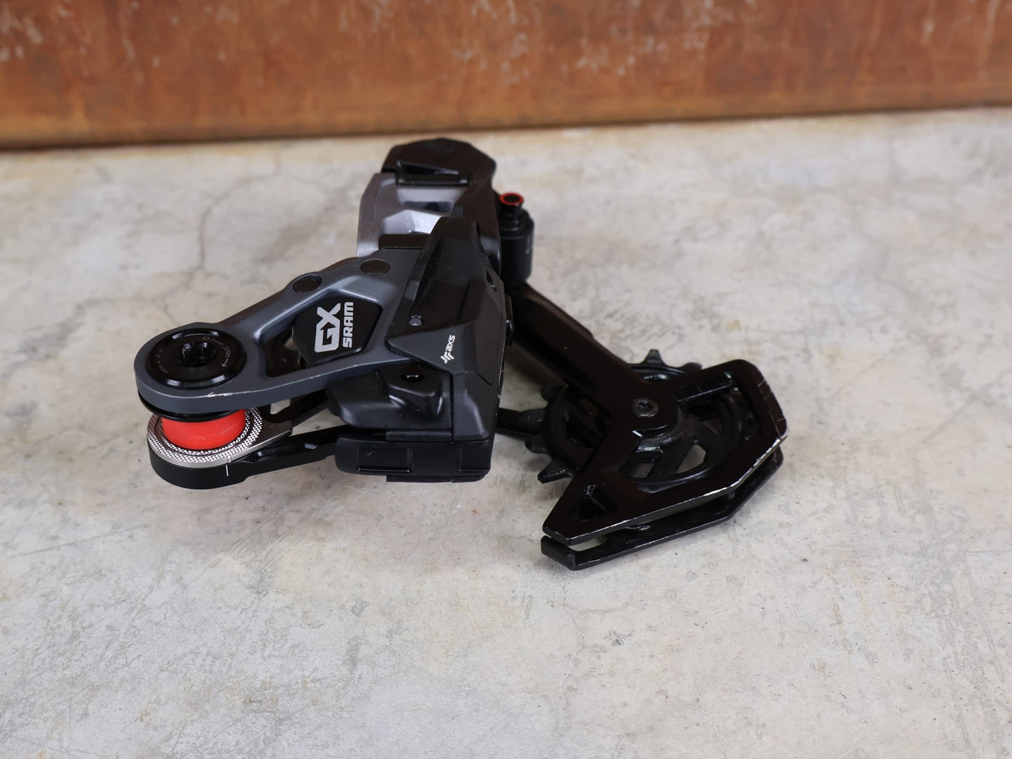 Schaltungsteile von Sram, SRAM GX EAGLE TRANSMISSION SCHALTWERK / 12 - FACH – T - TYPE – UDH vor USEDBIKES - OB.DE Hintergrund