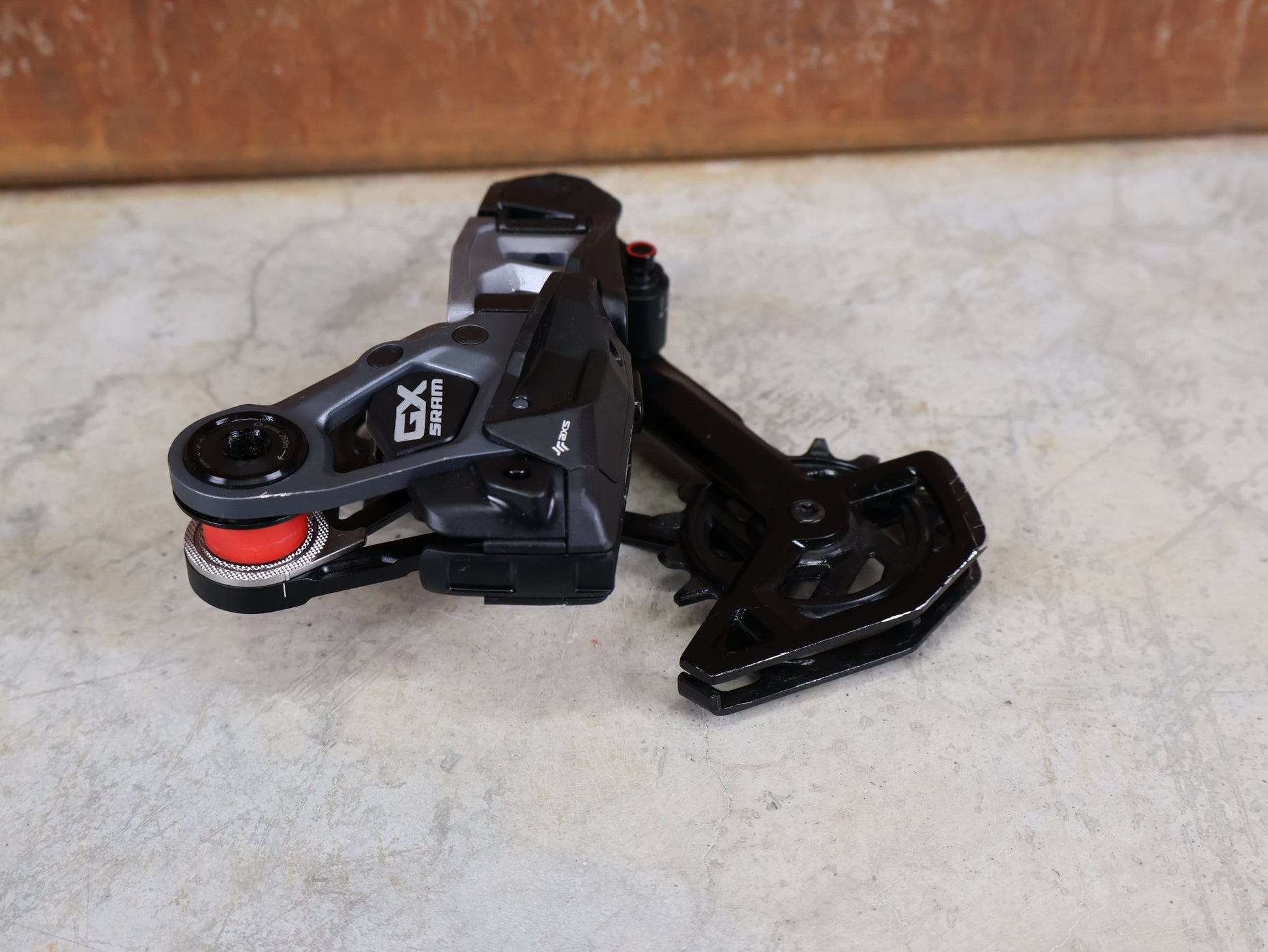 Schaltungsteile von Sram, SRAM GX EAGLE TRANSMISSION SCHALTWERK / 12 - FACH – T - TYPE – UDH vor USEDBIKES - OB.DE Hintergrund