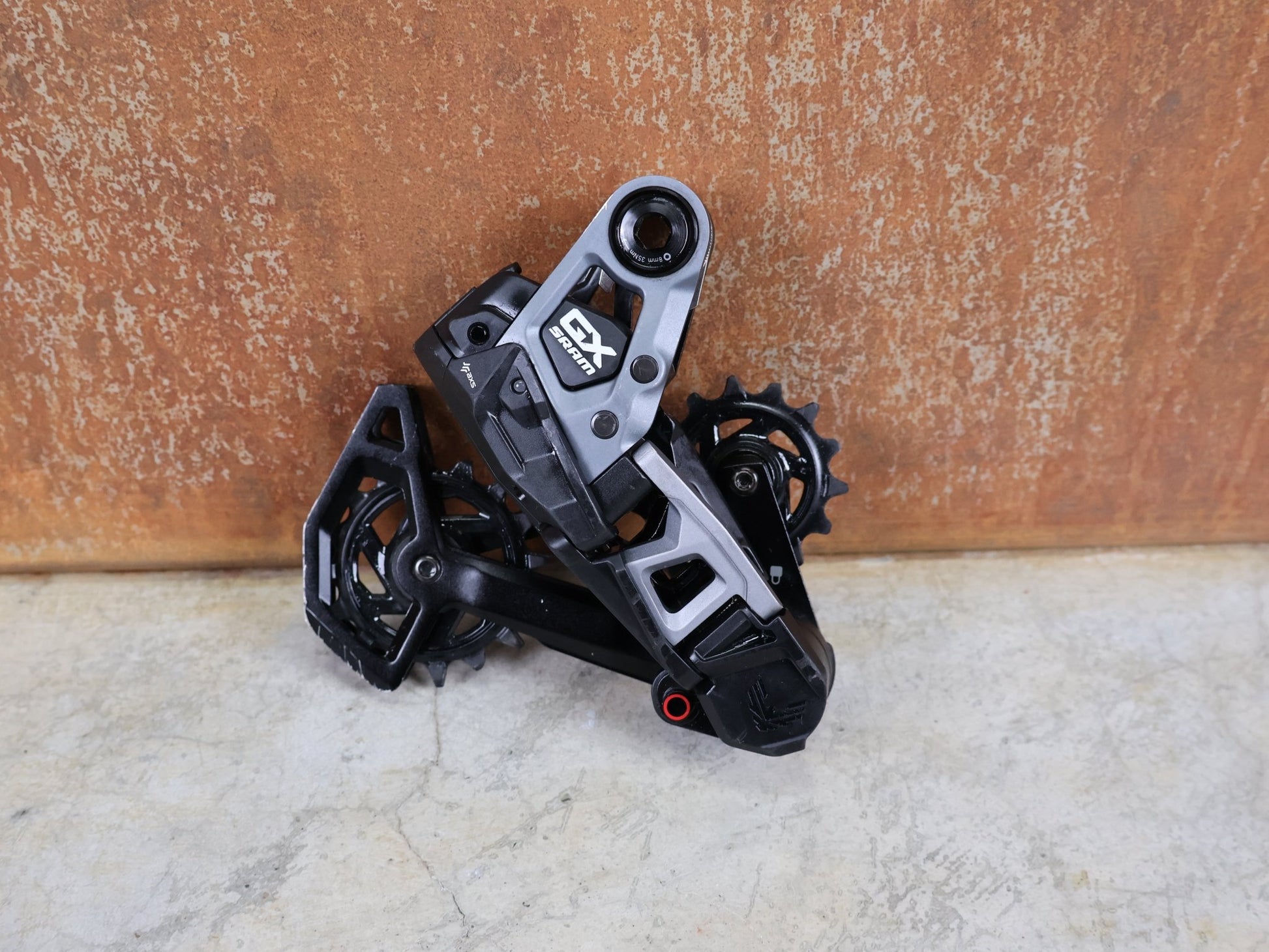 Schaltungsteile von Sram, SRAM GX EAGLE TRANSMISSION SCHALTWERK / 12 - FACH – T - TYPE – UDH vor USEDBIKES - OB.DE Hintergrund