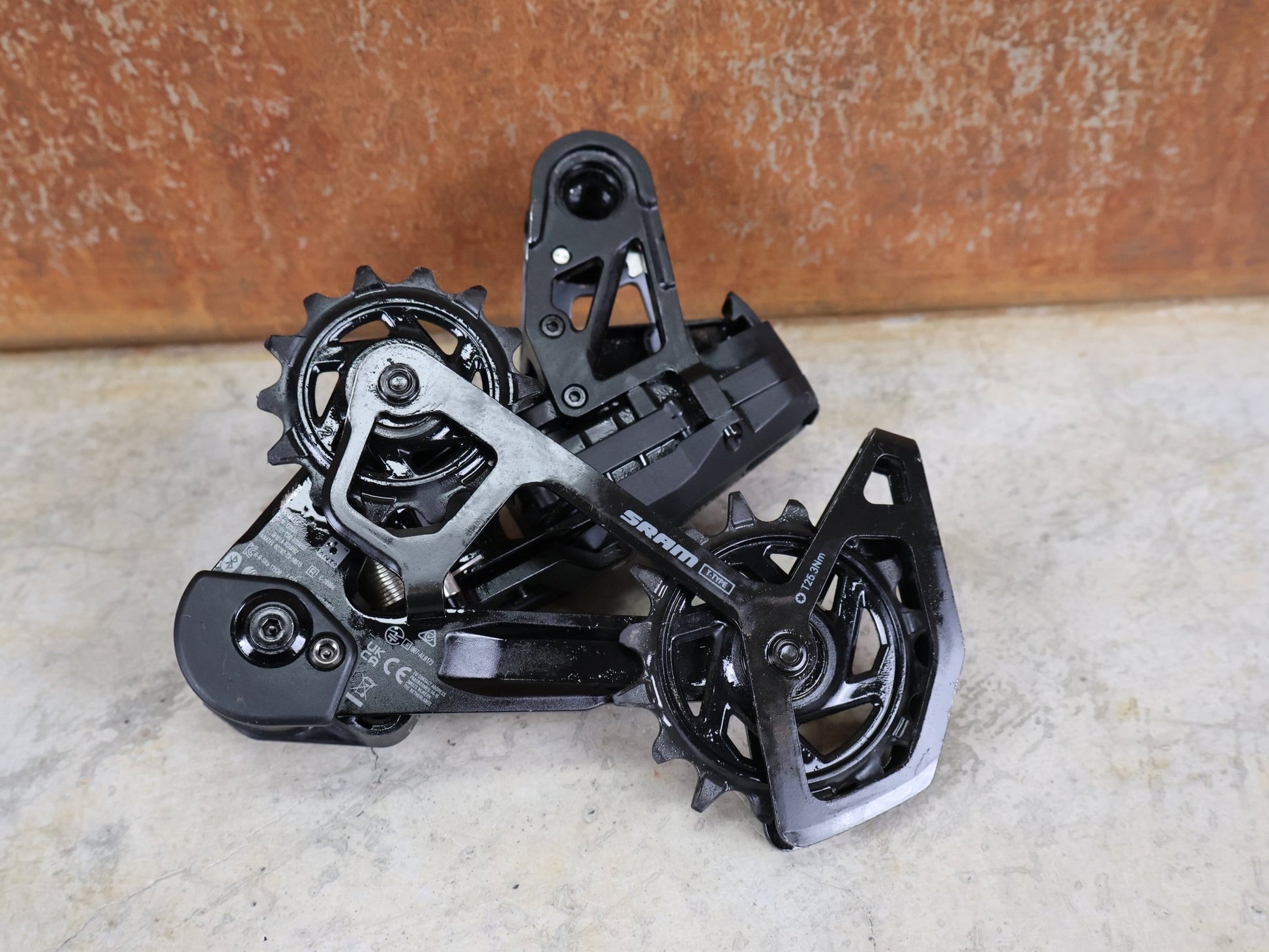 Schaltungsteile von Sram, SRAM GX EAGLE TRANSMISSION SCHALTWERK / 12 - FACH – T - TYPE – UDH vor USEDBIKES - OB.DE Hintergrund