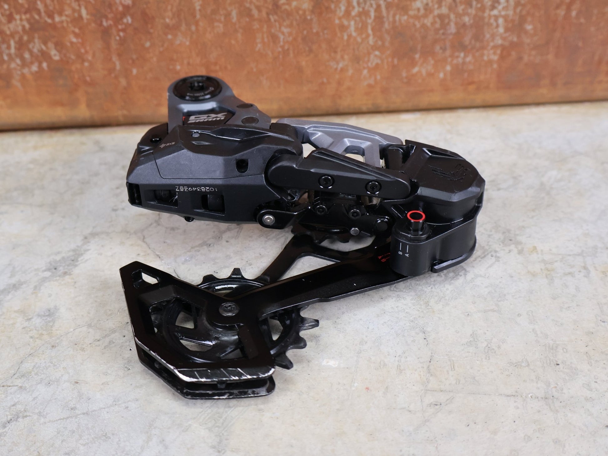 Schaltungsteile von Sram, SRAM GX EAGLE TRANSMISSION SCHALTWERK / 12 - FACH – T - TYPE – UDH vor USEDBIKES - OB.DE Hintergrund