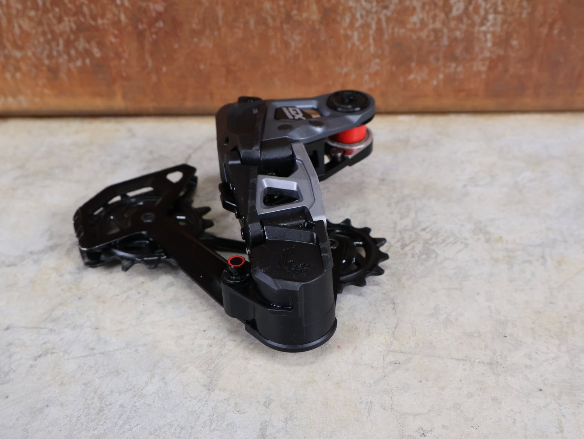 Schaltungsteile von Sram, SRAM GX EAGLE TRANSMISSION SCHALTWERK / 12 - FACH – T - TYPE – UDH vor USEDBIKES - OB.DE Hintergrund