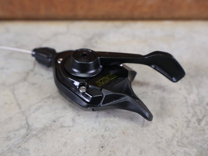 Schaltungsteile von Sram, SRAM GX EAGLE TRIGGER / 12 - FACH MTB SCHALTHEBEL / HINTEN / ALUMINIUM / 122 G vor USEDBIKES - OB.DE Hintergrund