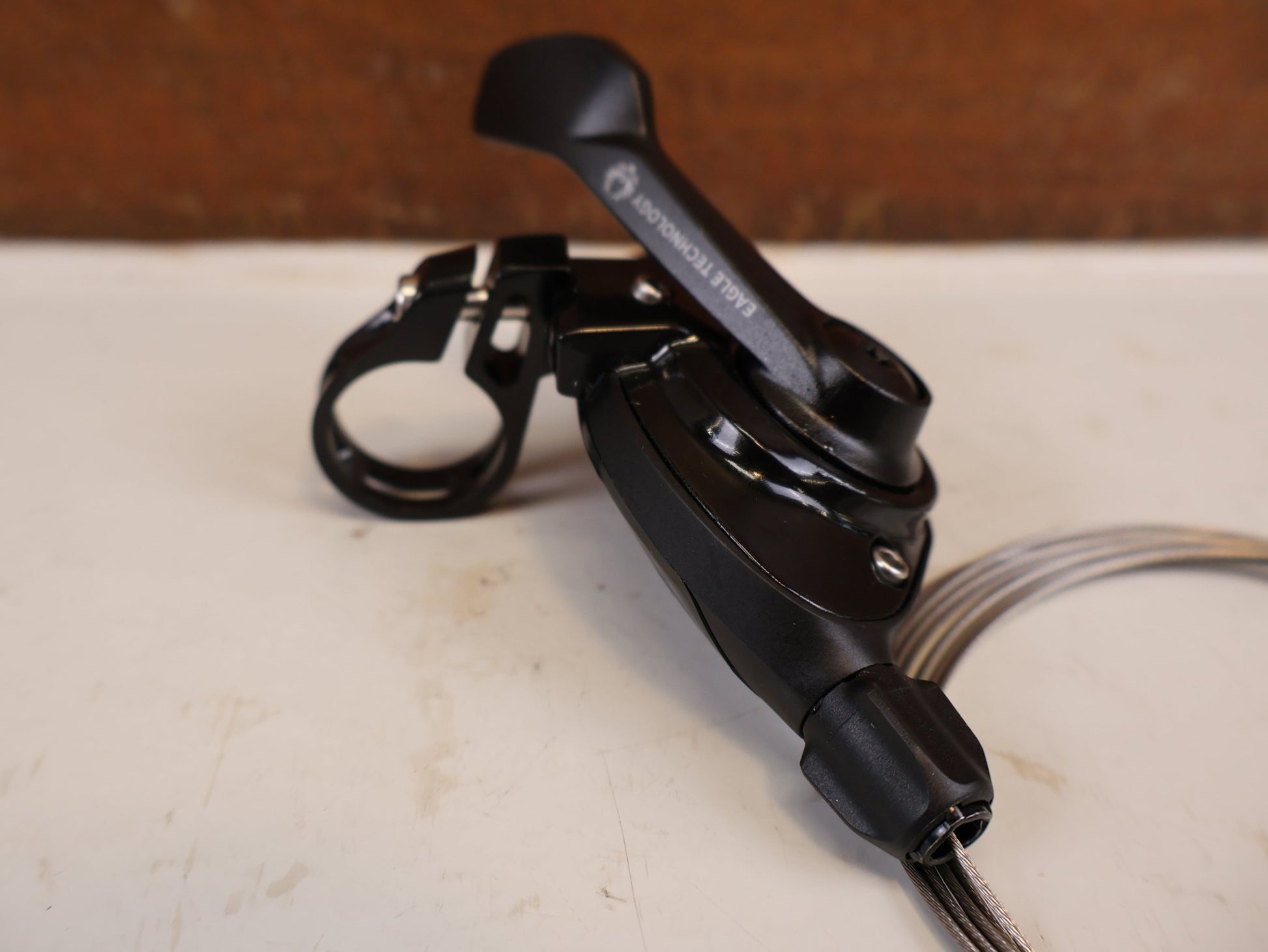 Schaltungsteile von Sram, SRAM GX EAGLE TRIGGER SCHALTHEBEL 12-FACH RECHTS HINTEN vor USEDBIKES-OB.DE Hintergrund