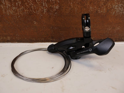 Schaltungsteile von Sram, SRAM GX EAGLE TRIGGER SCHALTHEBEL 12-FACH RECHTS HINTEN vor USEDBIKES-OB.DE Hintergrund