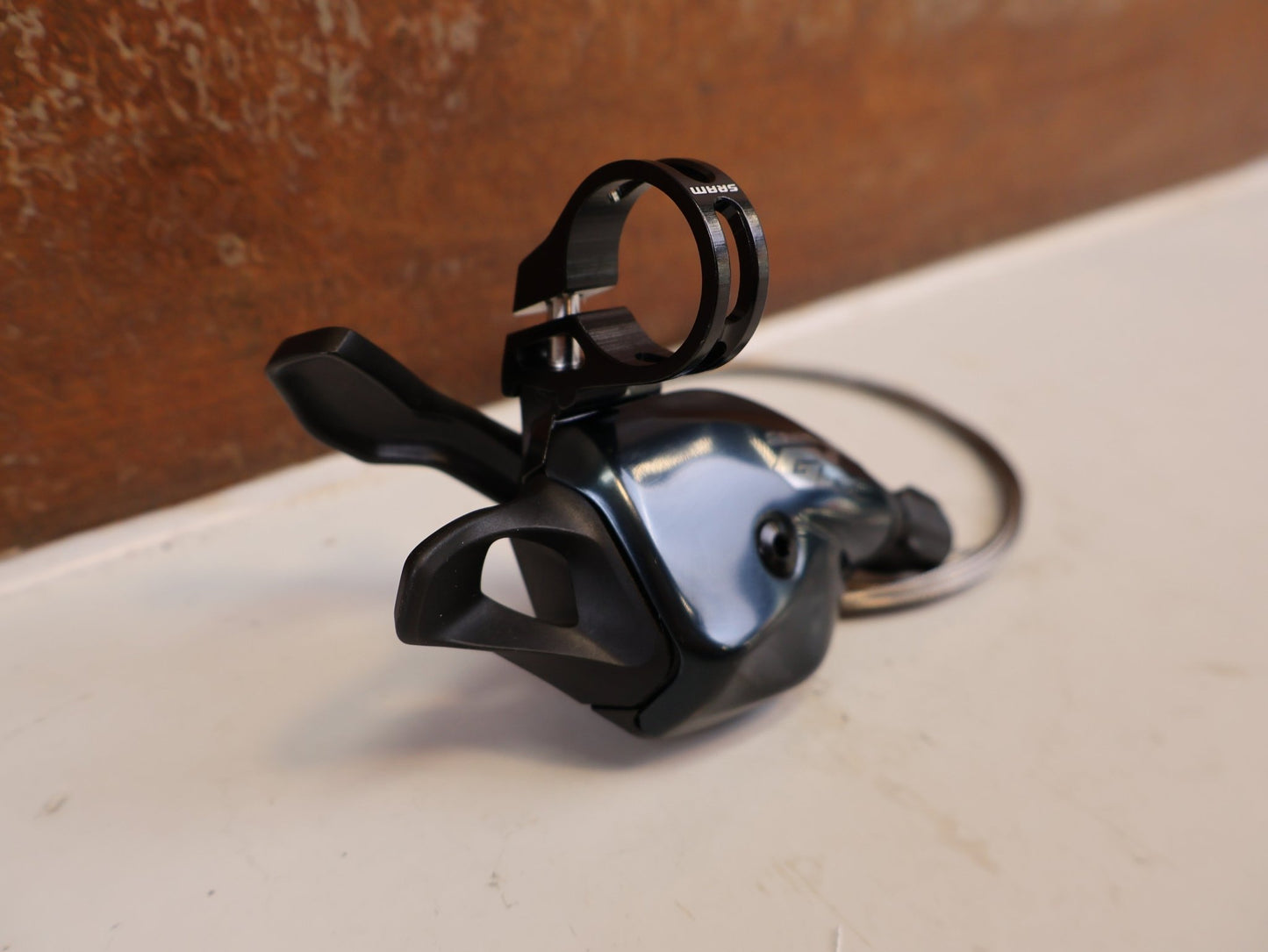 Schaltungsteile von Sram, SRAM GX EAGLE TRIGGER SCHALTHEBEL 12-FACH RECHTS HINTEN vor USEDBIKES-OB.DE Hintergrund