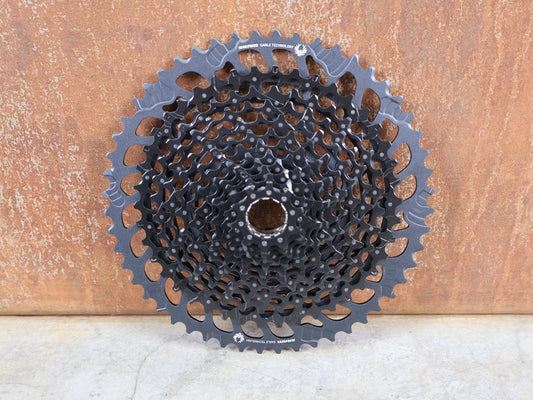 Kassette & Zahnkränze von Sram, SRAM GX EAGLE XG - 1275 / 12 - FACH MTB KASSETTE / FULL PIN / 10–52 Z / 450 G vor USEDBIKES - OB.DE Hintergrund