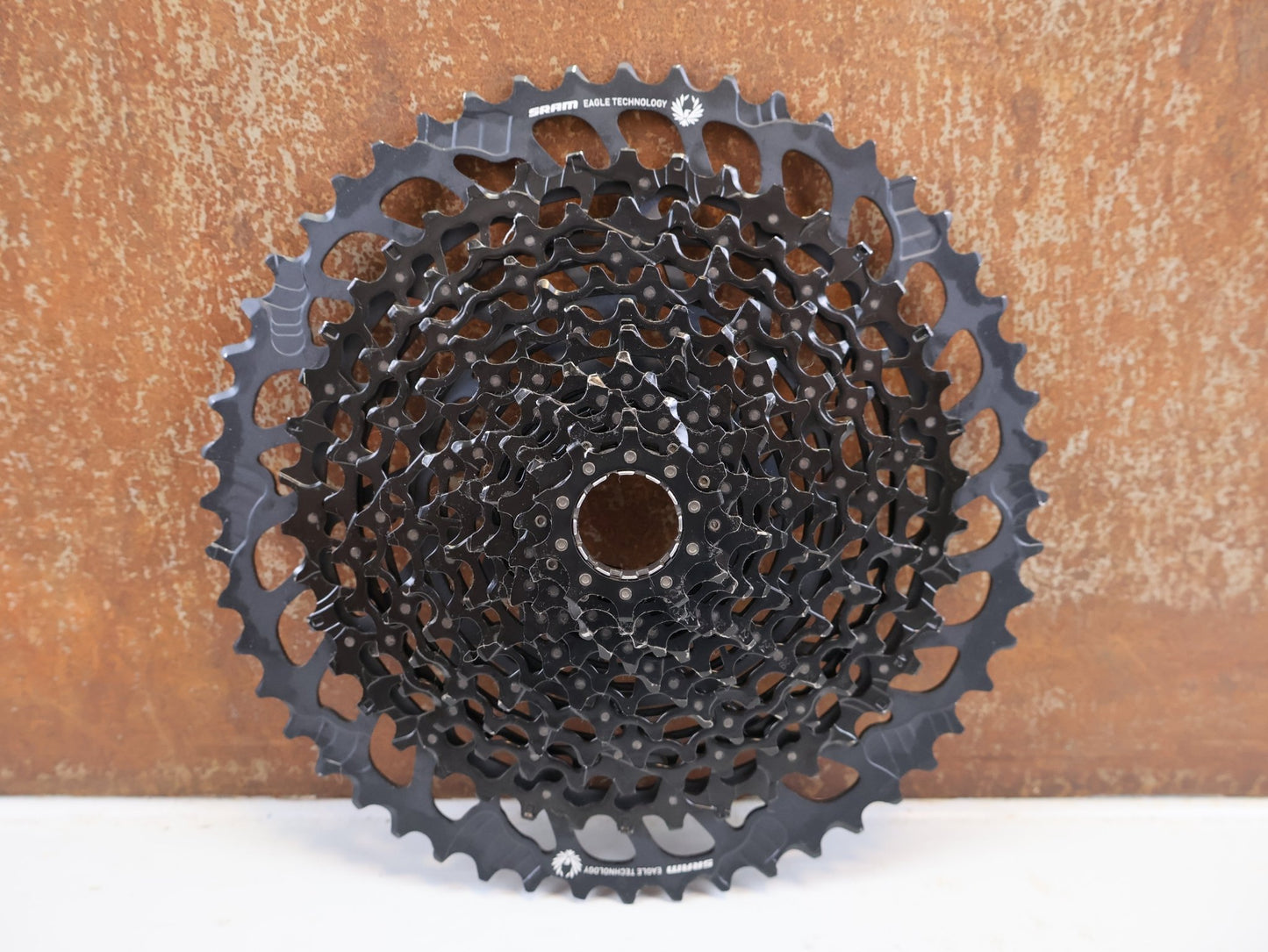 Kassette & Zahnkränze von Sram, SRAM GX EAGLE XG-1275 KASSETTE 12-FACH 10-52T XD vor USEDBIKES-OB.DE Hintergrund