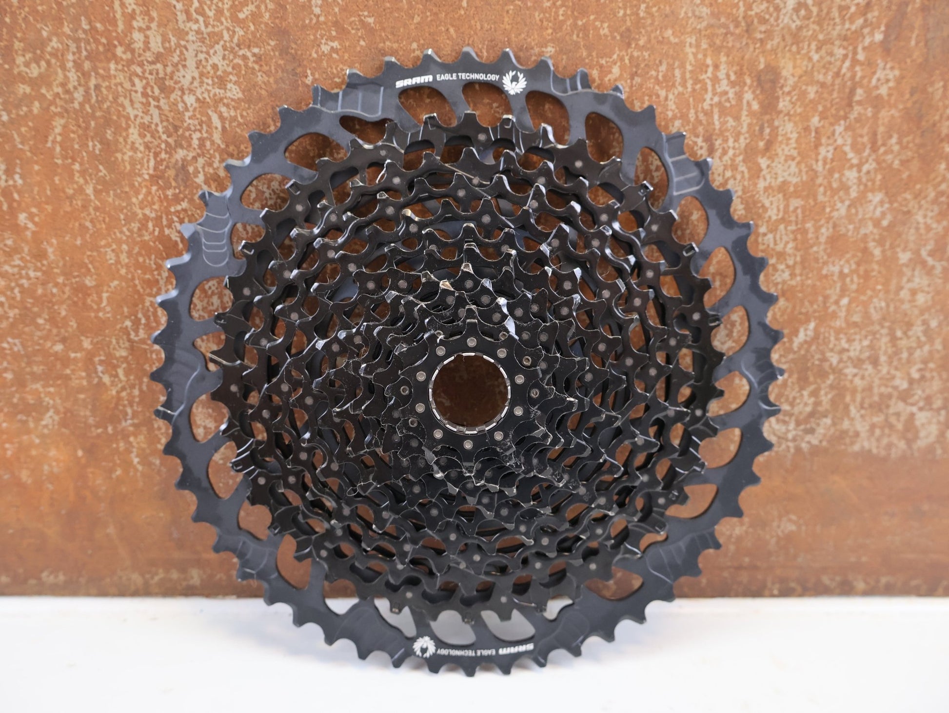 Kassette & Zahnkränze von Sram, SRAM GX EAGLE XG-1275 KASSETTE 12-FACH 10-52T XD vor USEDBIKES-OB.DE Hintergrund