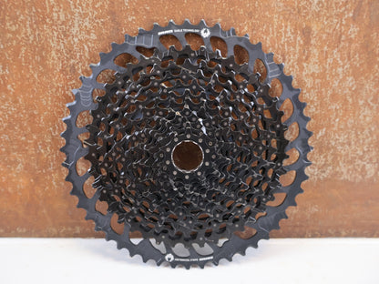 Kassette & Zahnkränze von Sram, SRAM GX EAGLE XG-1275 KASSETTE 12-FACH 10-52T XD vor USEDBIKES-OB.DE Hintergrund
