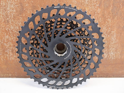 Kassette & Zahnkränze von Sram, SRAM GX EAGLE XG-1275 KASSETTE 12-FACH 10-52T XD vor USEDBIKES-OB.DE Hintergrund