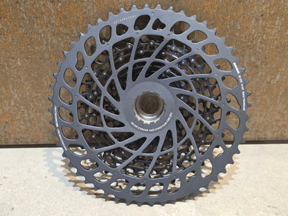 Kassette & Zahnkränze von Sram, SRAM GX EAGLE XG 1275 KASSETTE ZAHNKRANZ 10 - 52 ZÄHNE vor USEDBIKES - OB.DE Hintergrund