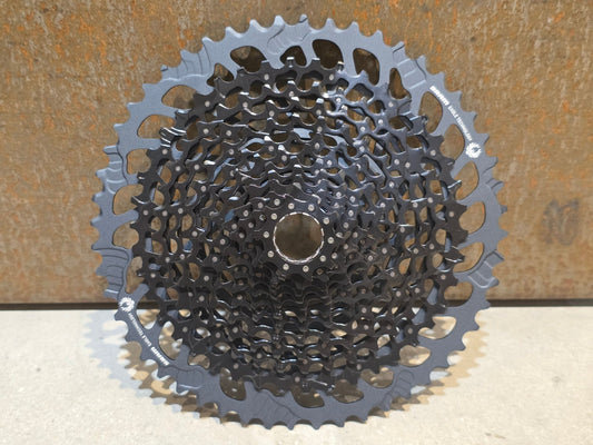 Kassette & Zahnkränze von Sram, SRAM GX EAGLE XG 1275 KASSETTE ZAHNKRANZ 10 - 52 ZÄHNE vor USEDBIKES - OB.DE Hintergrund