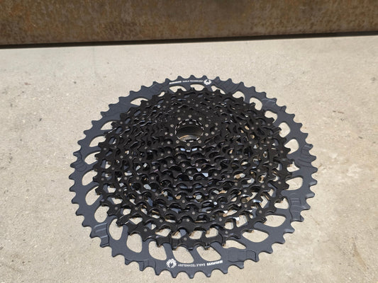 Kassette & Zahnkränze von Sram, SRAM GX EAGLE XG 1275 KASSETTE ZAHNKRANZ 10 - 52 ZÄHNE vor USEDBIKES - OB.DE Hintergrund