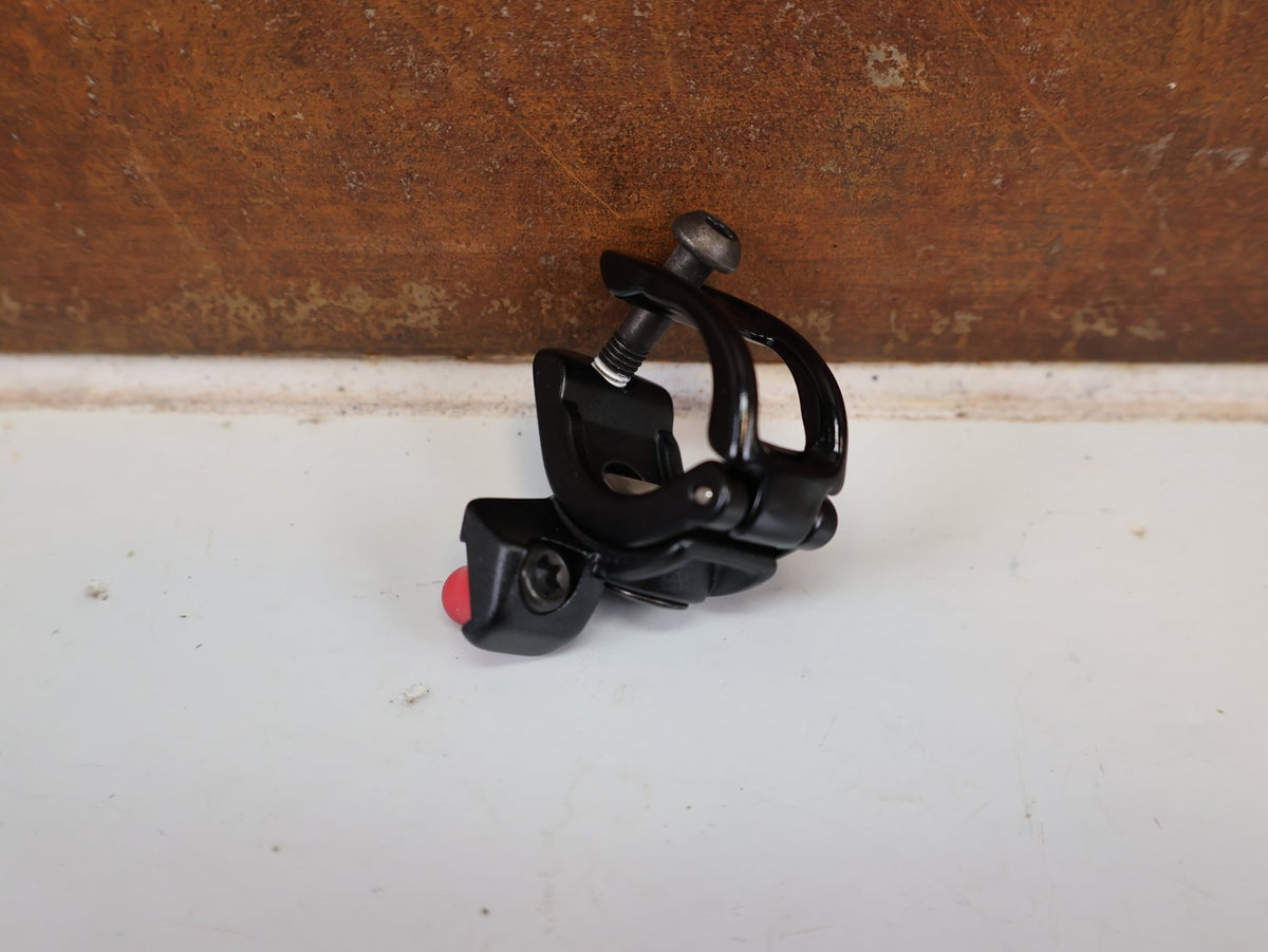Schaltungsteile von Sram, SRAM GX TRIGGER SCHALTHEBEL 2-FACH LINKS VORNE MATCHMAKER X vor USEDBIKES-OB.DE Hintergrund