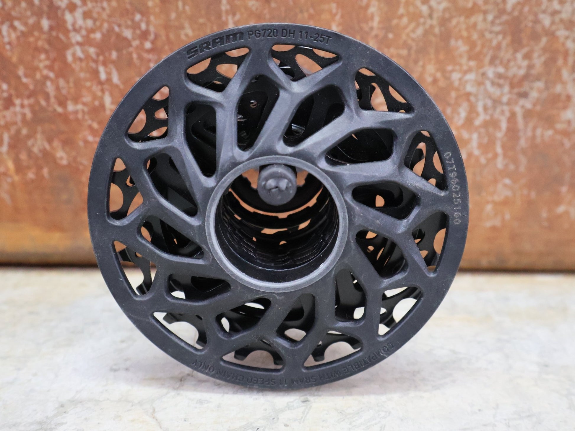 Kassette & Zahnkränze von Sram, SRAM GX1 DH PG - 720 KASSETTE 7 - FACH 11–25 ZÄHNE vor USEDBIKES - OB.DE Hintergrund