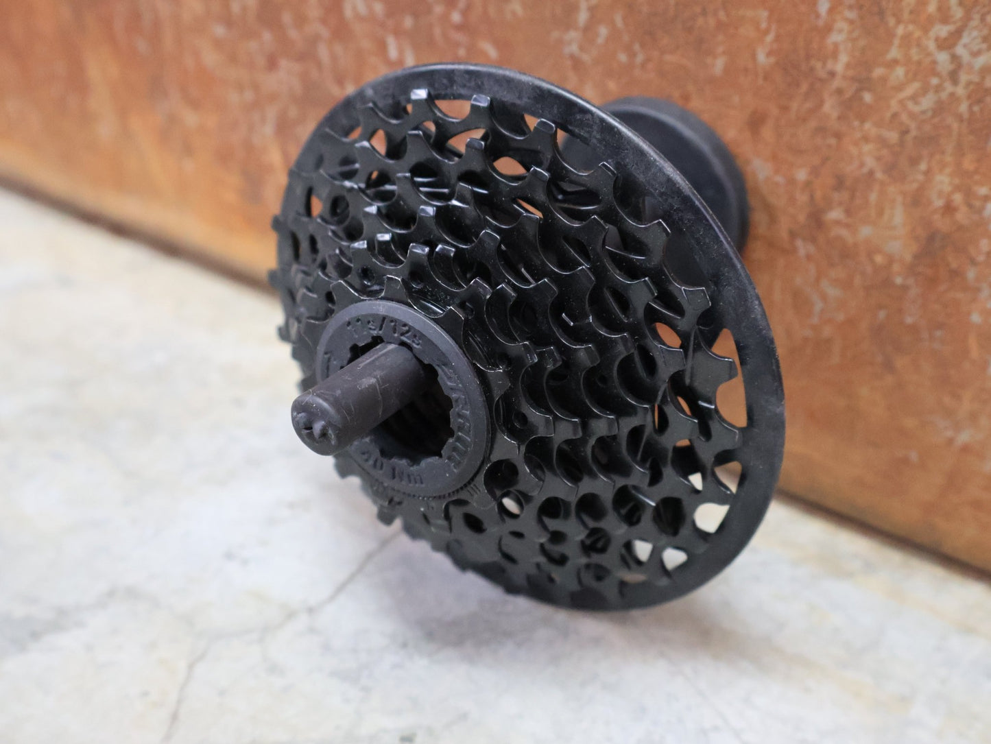 Kassette & Zahnkränze von Sram, SRAM GX1 DH PG - 720 KASSETTE 7 - FACH 11–25 ZÄHNE vor USEDBIKES - OB.DE Hintergrund