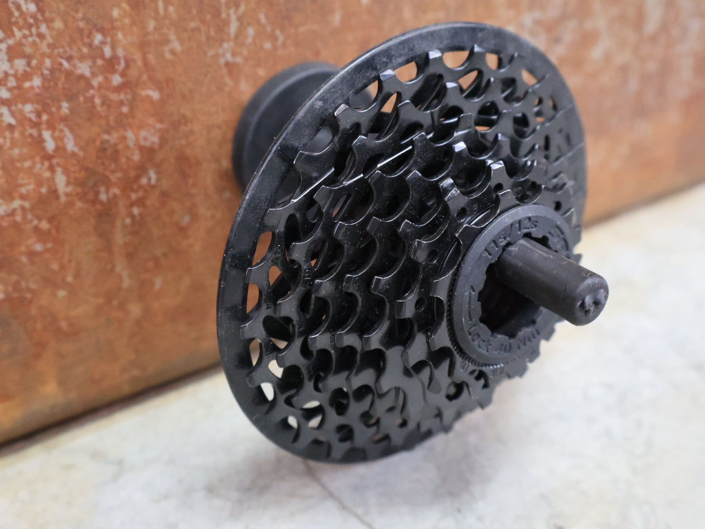 Kassette & Zahnkränze von Sram, SRAM GX1 DH PG - 720 KASSETTE 7 - FACH 11–25 ZÄHNE vor USEDBIKES - OB.DE Hintergrund