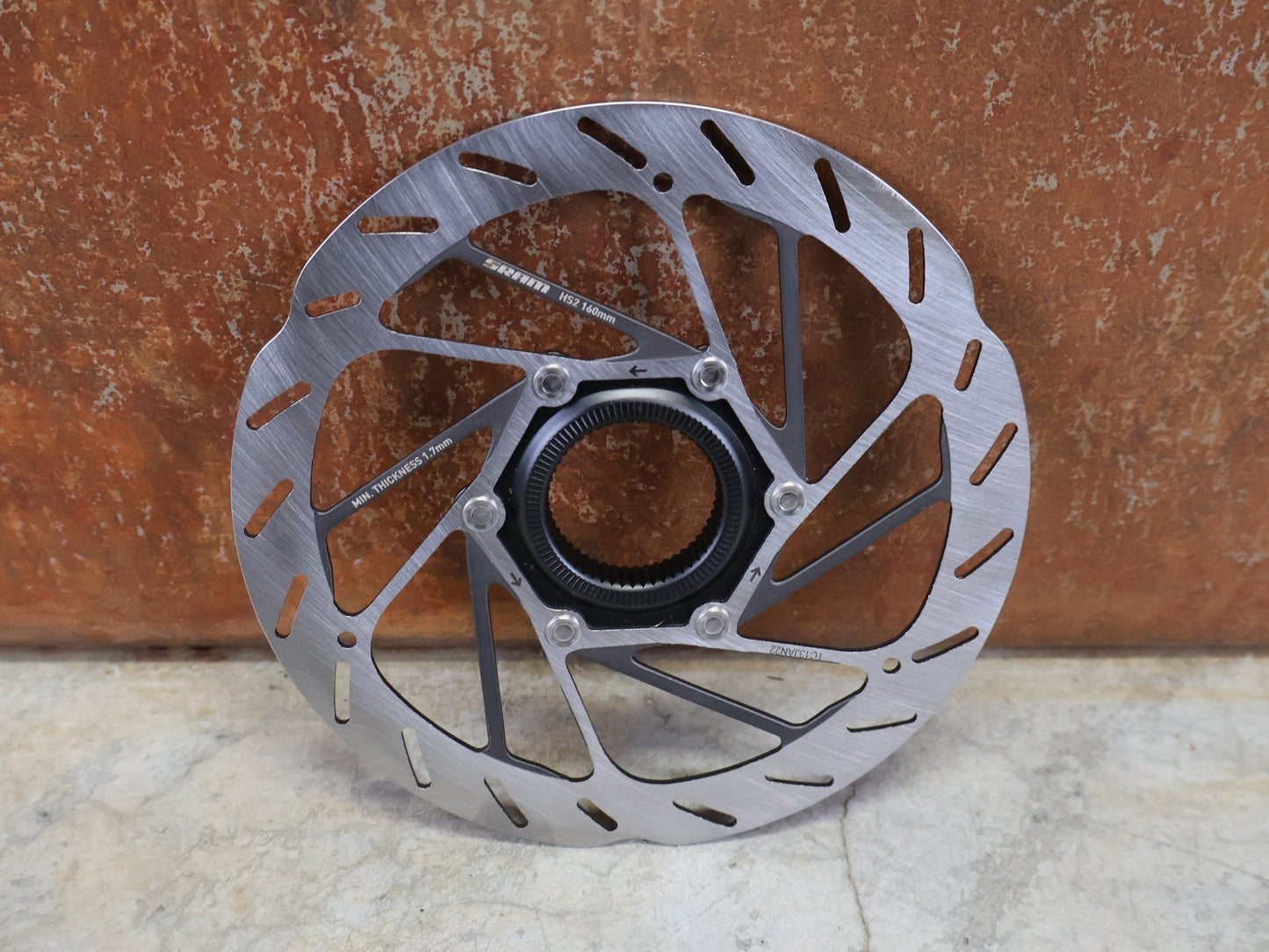 Bremsscheibe von Sram, SRAM HS2 CENTER LOCK BREMSSCHEIBE 180 / 160MM vor USEDBIKES - OB.DE Hintergrund