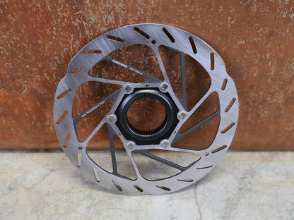 Bremsscheibe von Sram, SRAM HS2 CENTER LOCK BREMSSCHEIBE 180 / 160MM vor USEDBIKES - OB.DE Hintergrund