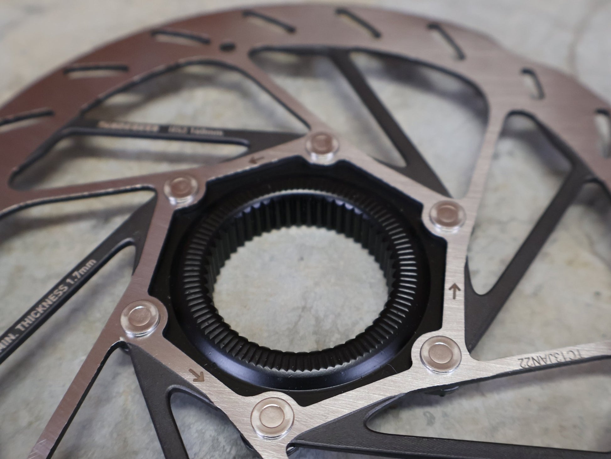 Bremsscheibe von Sram, SRAM HS2 CENTER LOCK BREMSSCHEIBE 180 / 160MM vor USEDBIKES - OB.DE Hintergrund