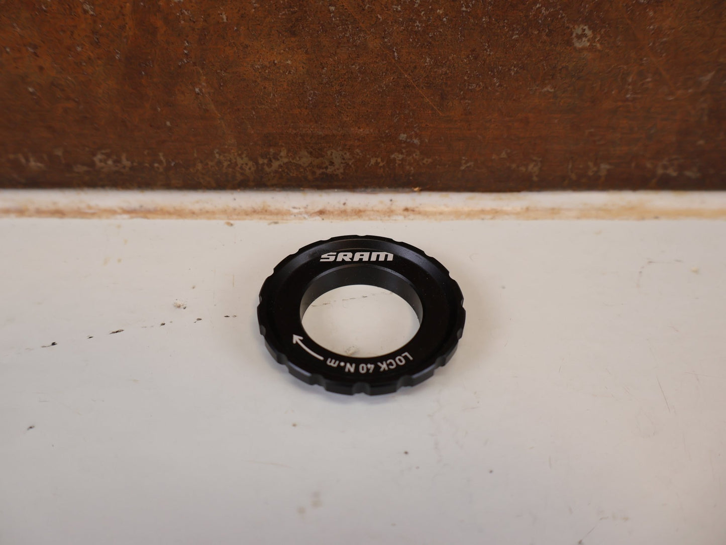 Bremsscheibe von Sram, SRAM HS2 ROTOR BREMSSCHEIBE (220 MM) – CENTER LOCK vor USEDBIKES-OB.DE Hintergrund