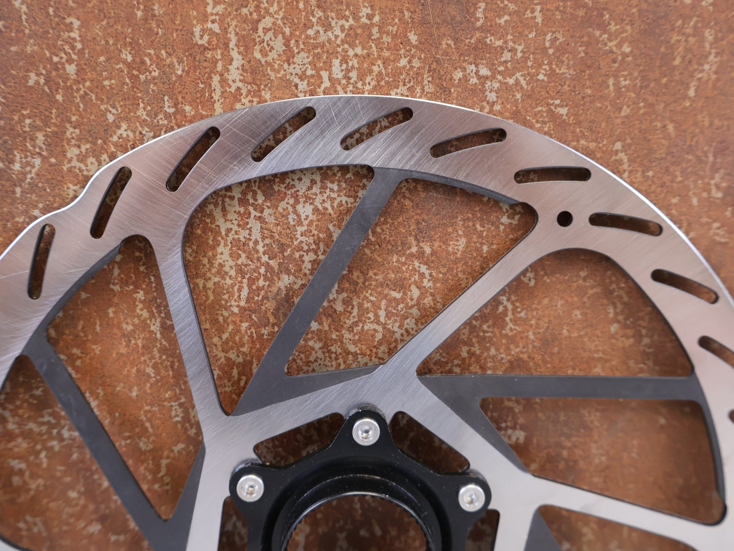 Bremsscheibe von Sram, SRAM HS2 ROTOR BREMSSCHEIBE (220 MM) – CENTER LOCK vor USEDBIKES-OB.DE Hintergrund
