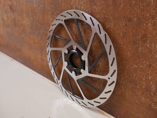 Bremsscheibe von Sram, SRAM HS2 ROTOR BREMSSCHEIBE (220 MM) – CENTER LOCK vor USEDBIKES-OB.DE Hintergrund