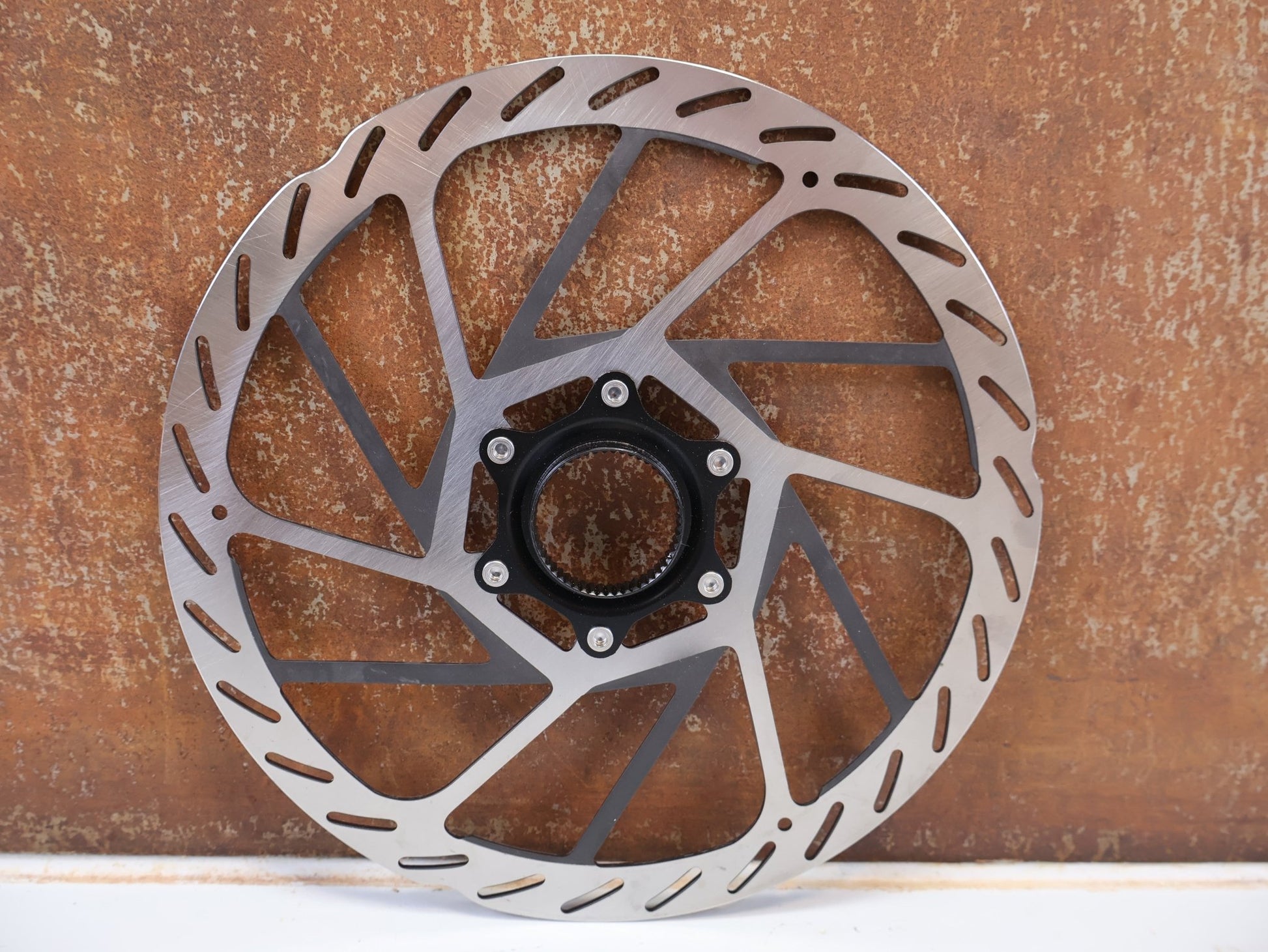 Bremsscheibe von Sram, SRAM HS2 ROTOR BREMSSCHEIBE (220 MM) – CENTER LOCK vor USEDBIKES-OB.DE Hintergrund