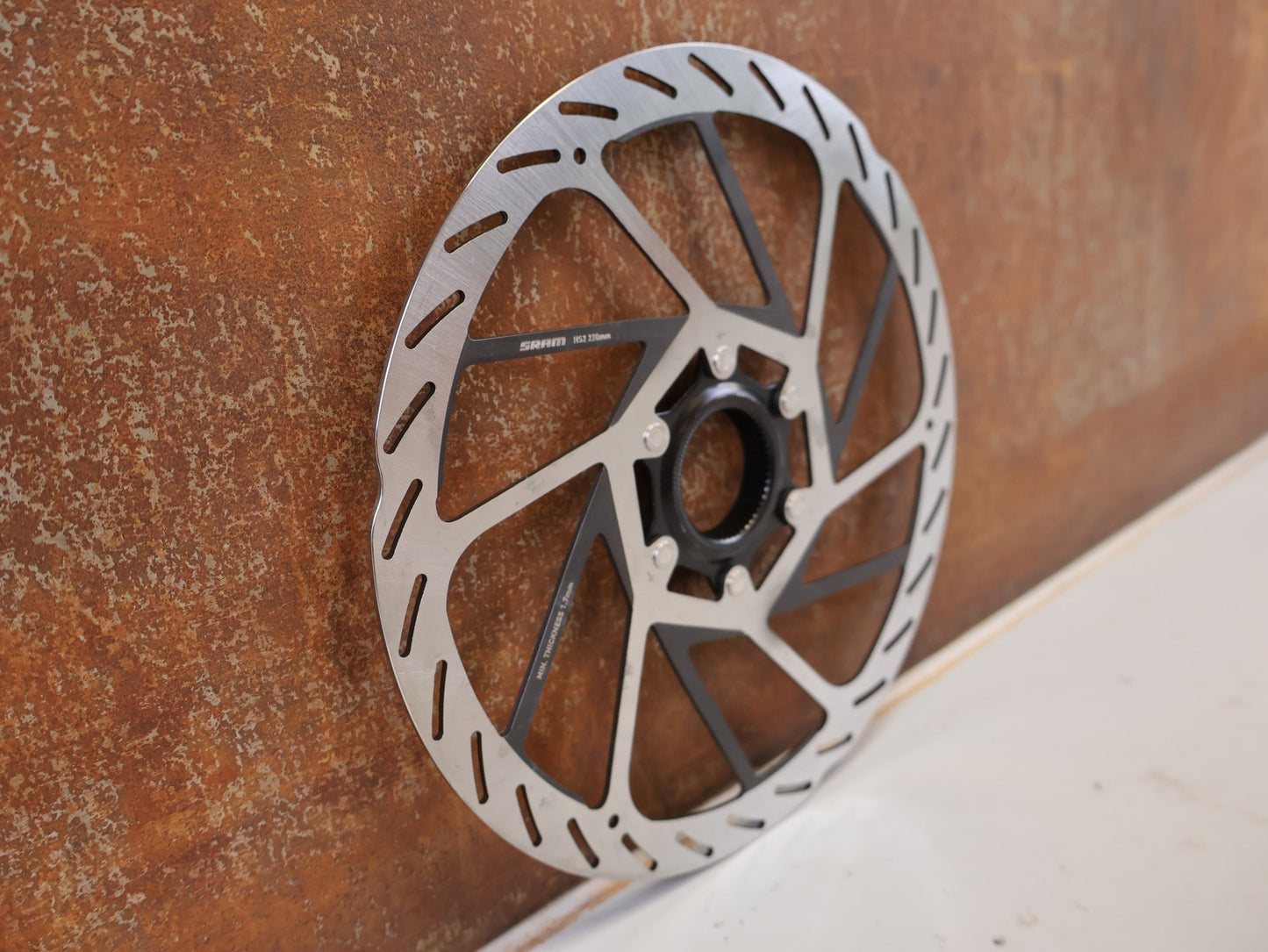 Bremsscheibe von Sram, SRAM HS2 ROTOR BREMSSCHEIBE (220 MM) – CENTER LOCK vor USEDBIKES-OB.DE Hintergrund