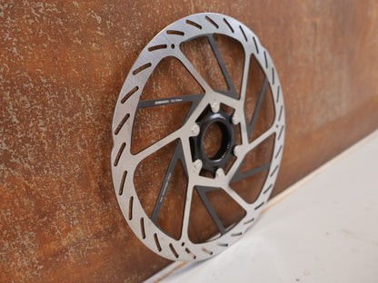 Bremsscheibe von Sram, SRAM HS2 ROTOR BREMSSCHEIBE (220 MM) – CENTER LOCK vor USEDBIKES-OB.DE Hintergrund