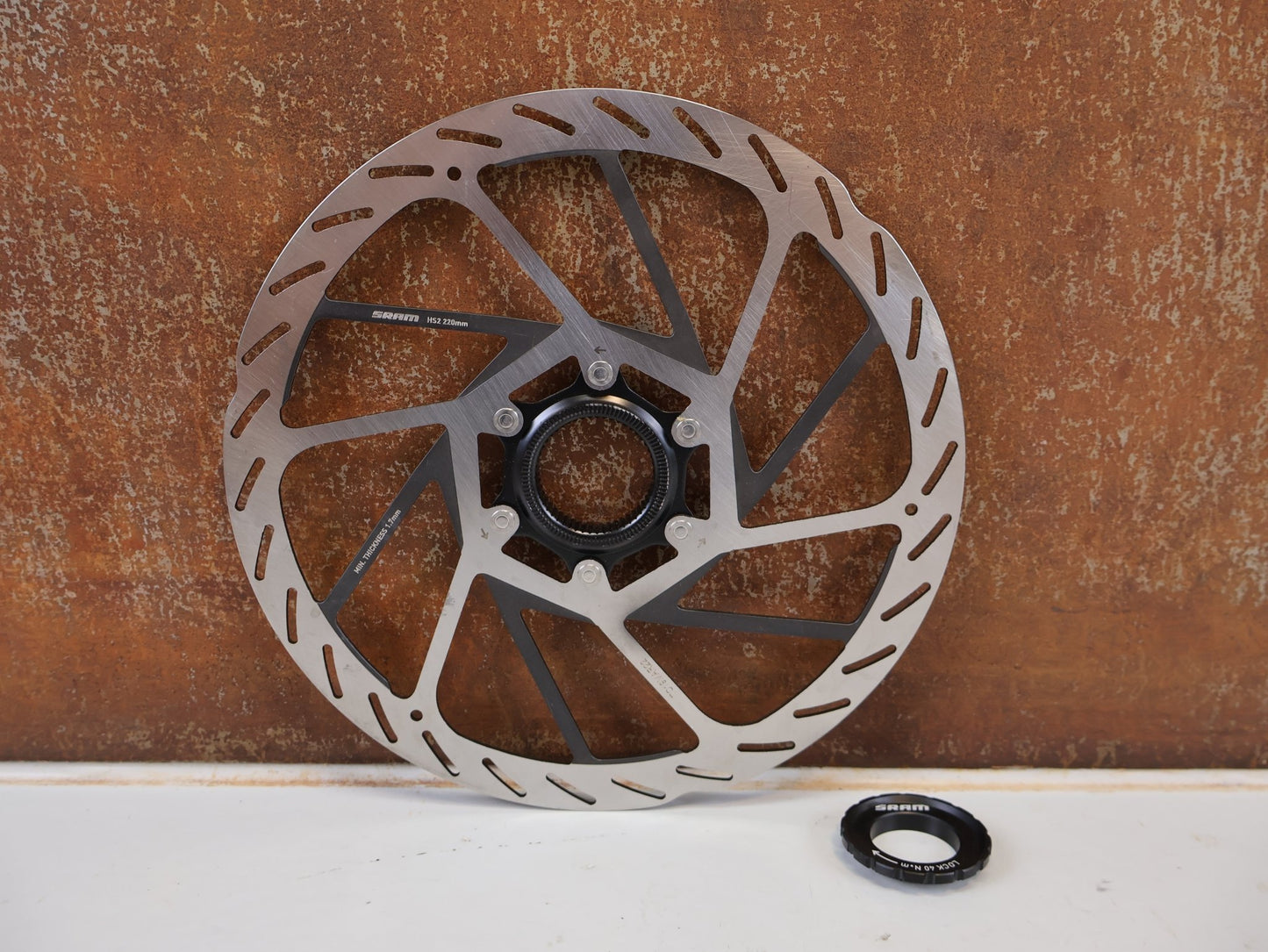 Bremsscheibe von Sram, SRAM HS2 ROTOR BREMSSCHEIBE (220 MM) – CENTER LOCK vor USEDBIKES-OB.DE Hintergrund