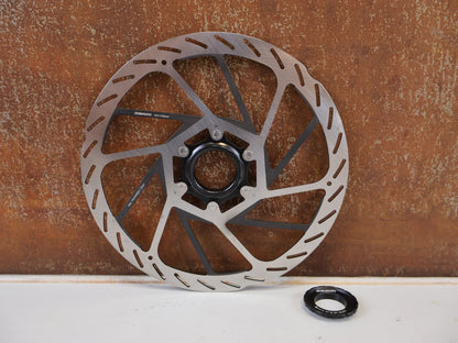 Bremsscheibe von Sram, SRAM HS2 ROTOR BREMSSCHEIBE (220 MM) – CENTER LOCK vor USEDBIKES-OB.DE Hintergrund