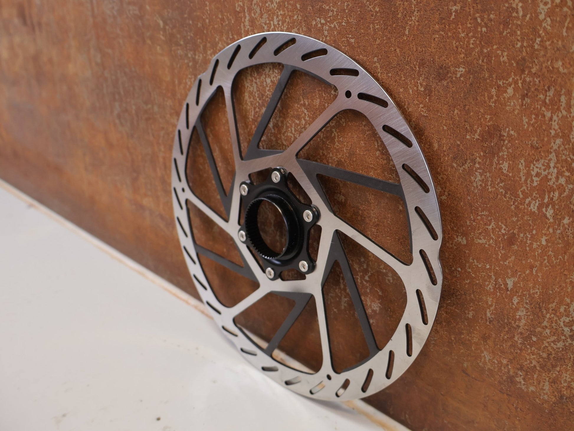 Bremsscheibe von Sram, SRAM HS2 ROTOR BREMSSCHEIBE (220 MM) – CENTER LOCK vor USEDBIKES-OB.DE Hintergrund