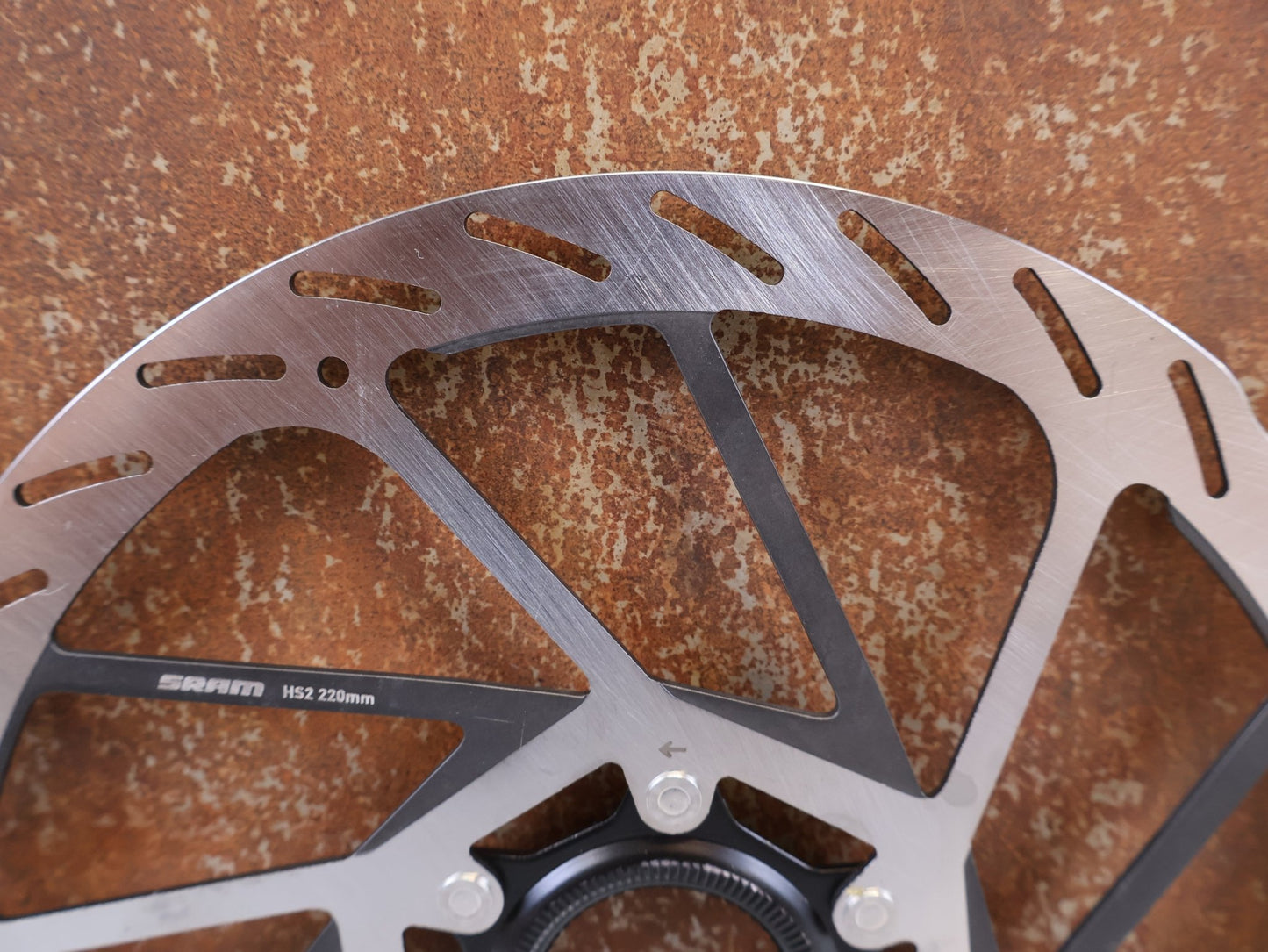 Bremsscheibe von Sram, SRAM HS2 ROTOR BREMSSCHEIBE (220 MM) – CENTER LOCK vor USEDBIKES-OB.DE Hintergrund