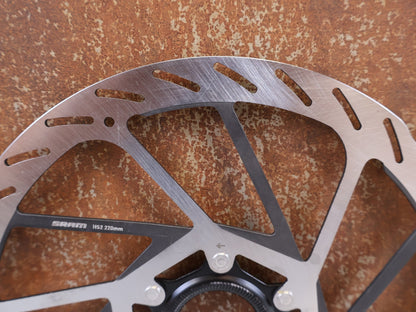 Bremsscheibe von Sram, SRAM HS2 ROTOR BREMSSCHEIBE (220 MM) – CENTER LOCK vor USEDBIKES-OB.DE Hintergrund