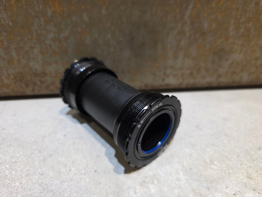 Innenlager von Sram, SRAM INNENLAGER DUB T47 / 85.5MM in variant_title vor USEDBIKES - OB.DE Hintergrund