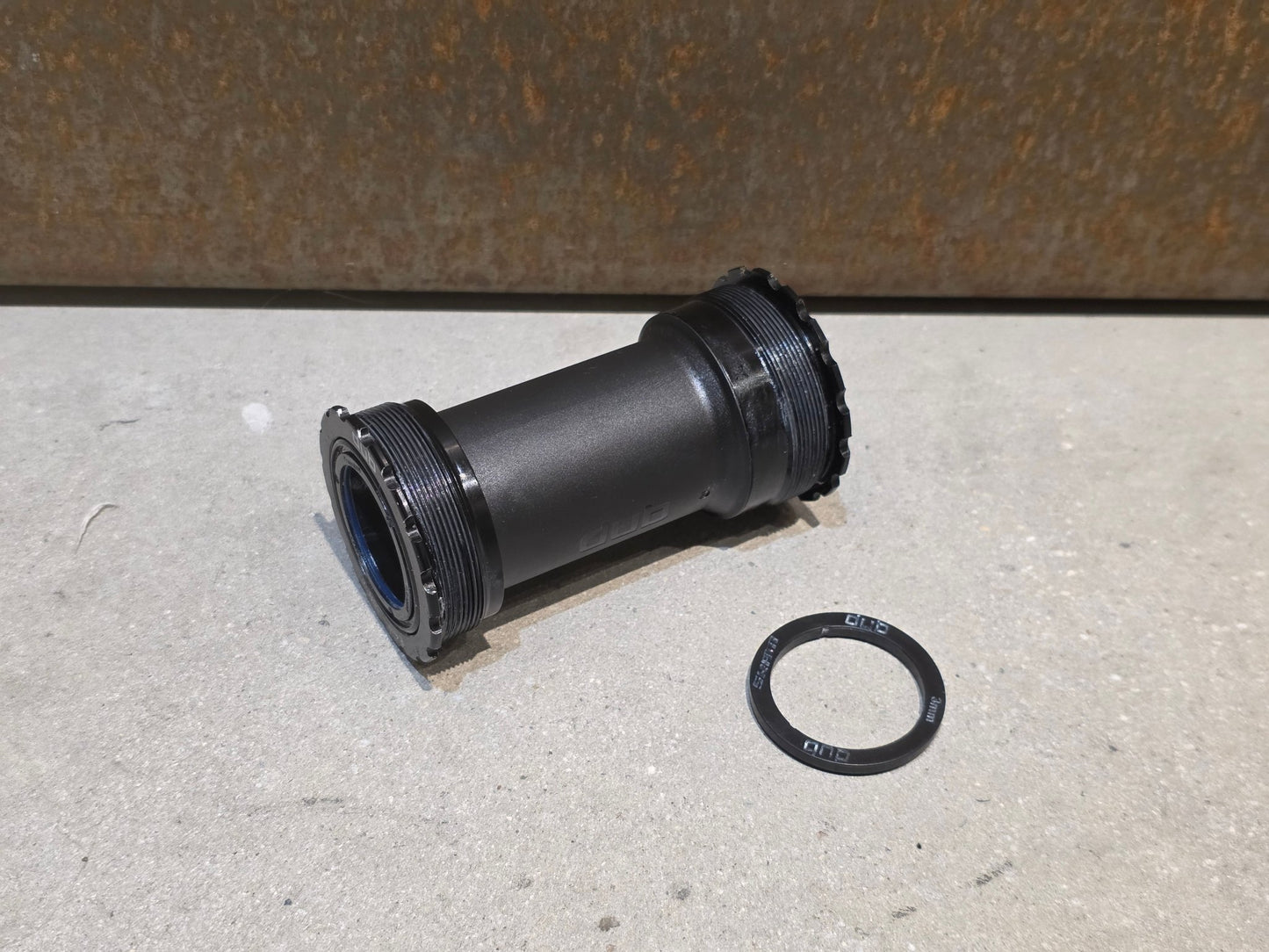 Innenlager von Sram, SRAM INNENLAGER DUB T47 / 85.5MM vor USEDBIKES - OB.DE Hintergrund