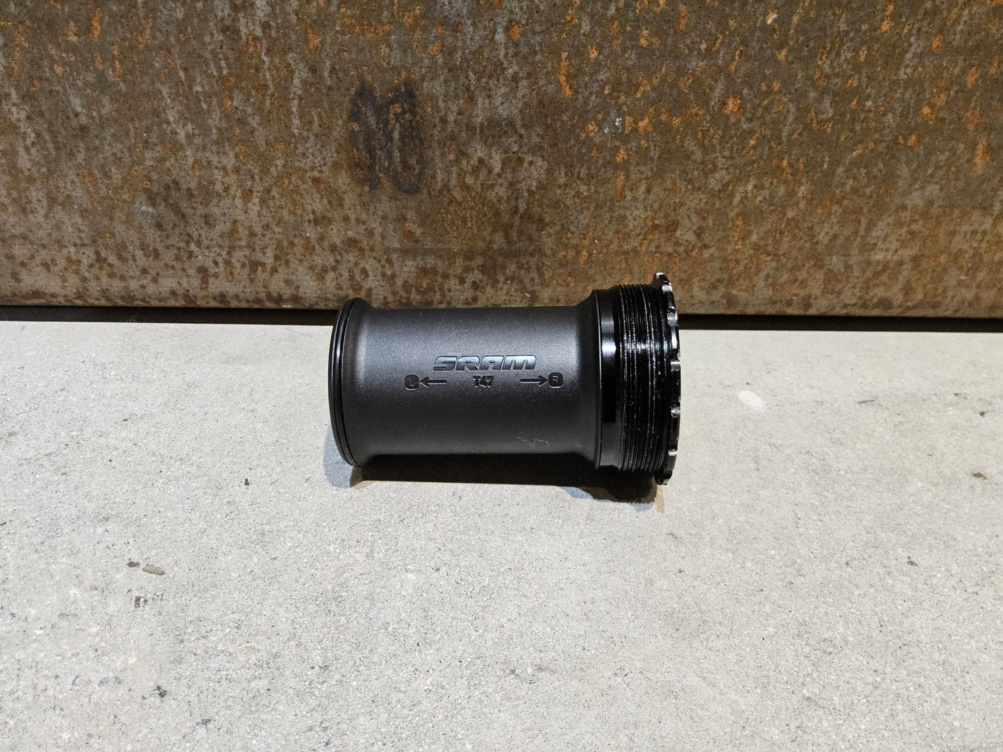 Innenlager von Sram, SRAM INNENLAGER DUB T47 / 85.5MM vor USEDBIKES - OB.DE Hintergrund