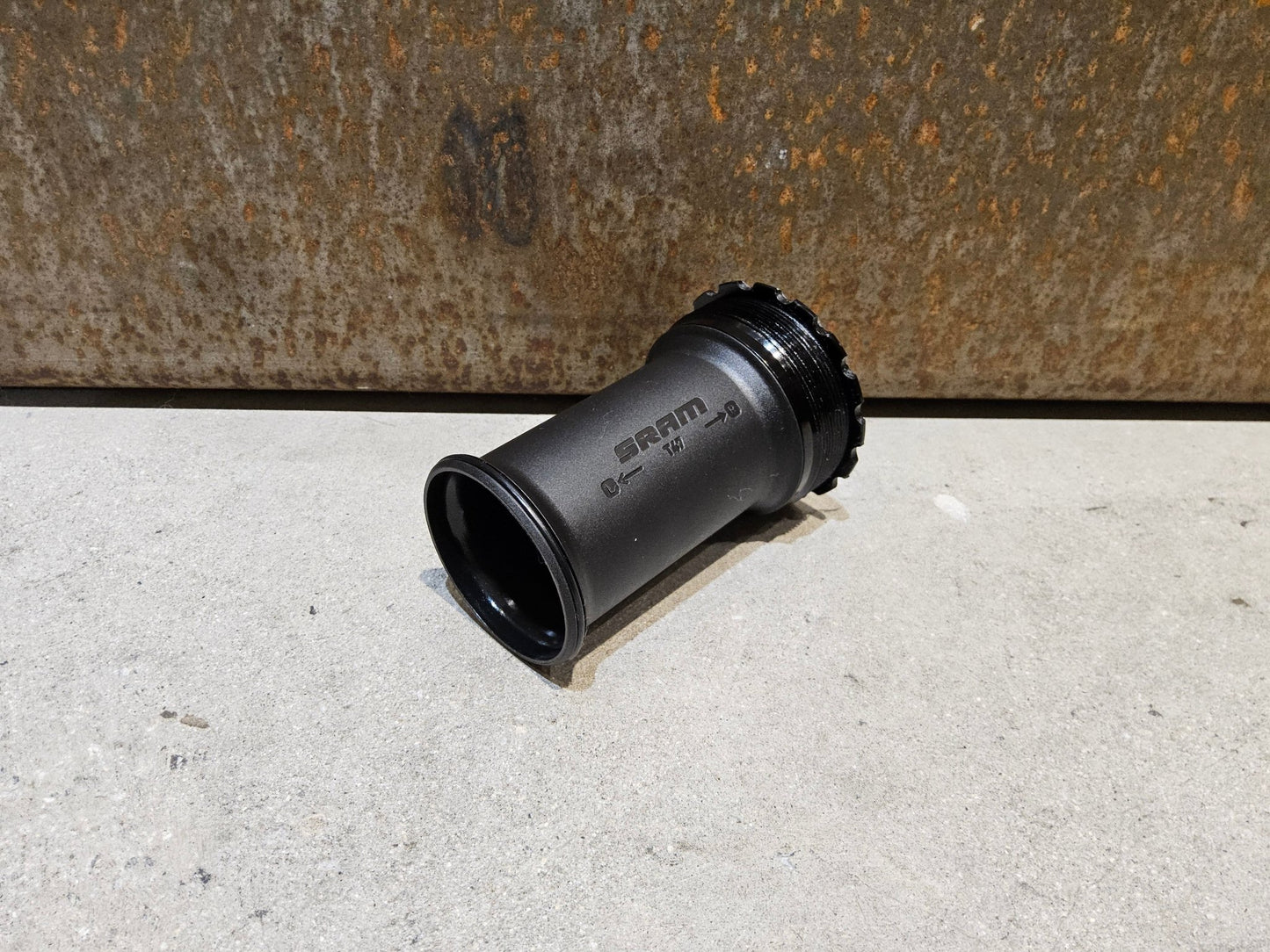 Innenlager von Sram, SRAM INNENLAGER DUB T47 / 85.5MM vor USEDBIKES - OB.DE Hintergrund