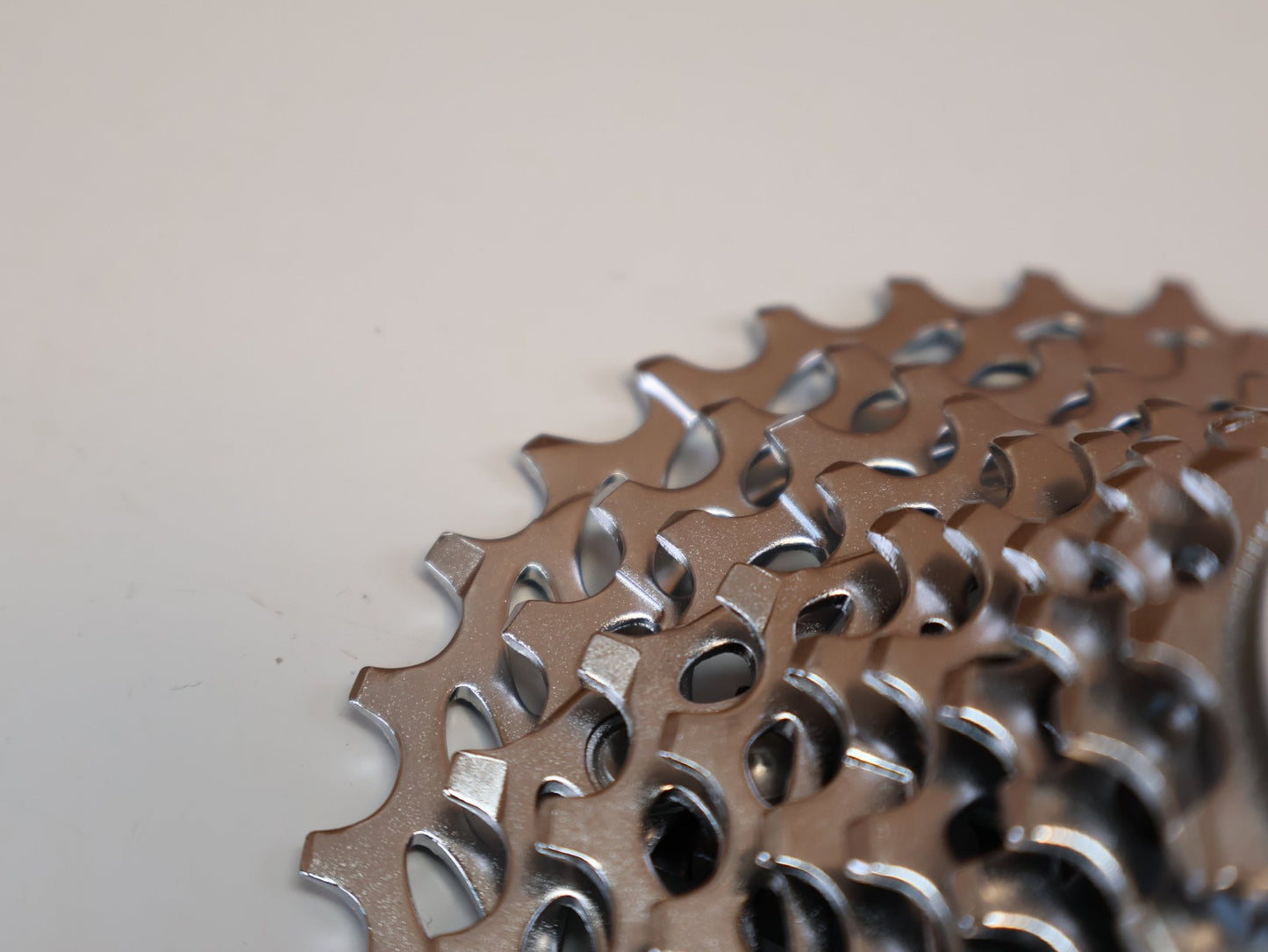 Kassette & Zahnkränze von Sram, SRAM KASSETTE PG - 1050 / 12 - 32 ZÄHNE / 10 - FACH / HG FREILAUF vor USEDBIKES - OB.DE Hintergrund