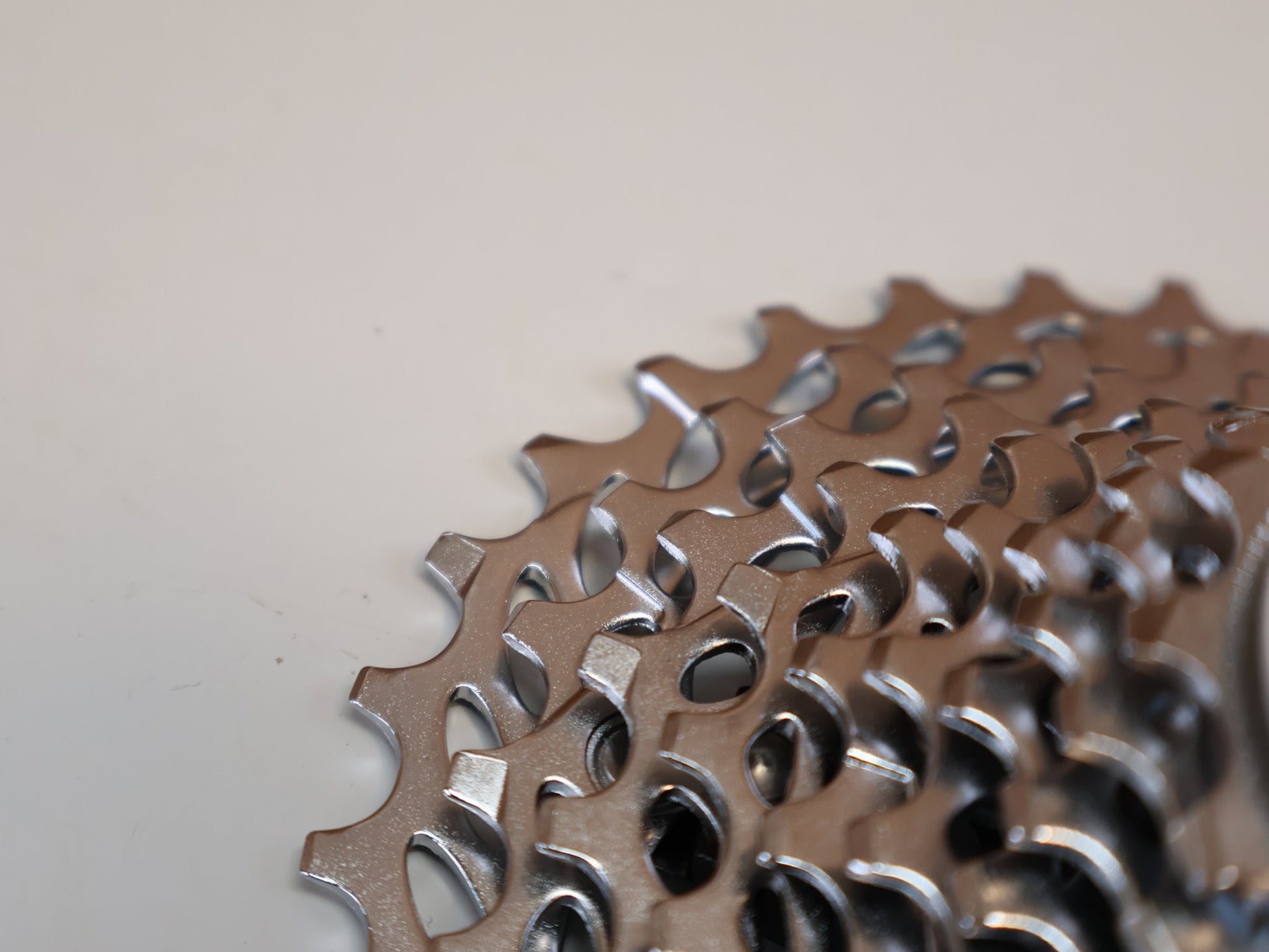 Kassette & Zahnkränze von Sram, SRAM KASSETTE PG - 1050 / 12 - 32 ZÄHNE / 10 - FACH / HG FREILAUF vor USEDBIKES - OB.DE Hintergrund