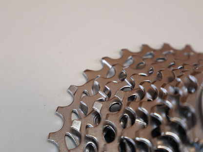 Kassette & Zahnkränze von Sram, SRAM KASSETTE PG - 1050 / 12 - 32 ZÄHNE / 10 - FACH / HG FREILAUF vor USEDBIKES - OB.DE Hintergrund