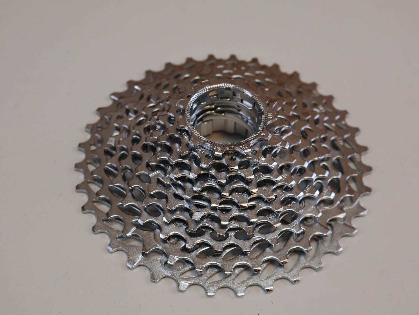 Kassette & Zahnkränze von Sram, SRAM KASSETTE PG - 1070 / 11 - 36 ZÄHNE / 10 - FACH / POWERGLIDE vor USEDBIKES - OB.DE Hintergrund