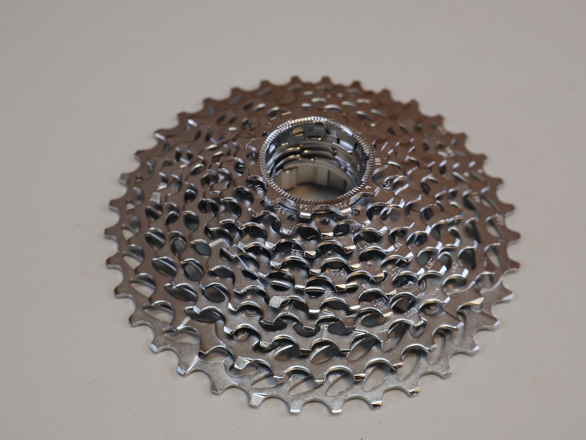 Kassette & Zahnkränze von Sram, SRAM KASSETTE PG - 1070 / 11 - 36 ZÄHNE / 10 - FACH / POWERGLIDE vor USEDBIKES - OB.DE Hintergrund