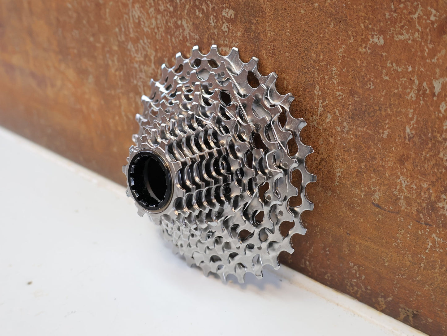 Kassette & Zahnkränze von Sram, SRAM KASSETTE XG-1250 / 12-FACH ZAHNKRANZ / 10-30T / ROAD GRAVEL vor USEDBIKES-OB.DE Hintergrund