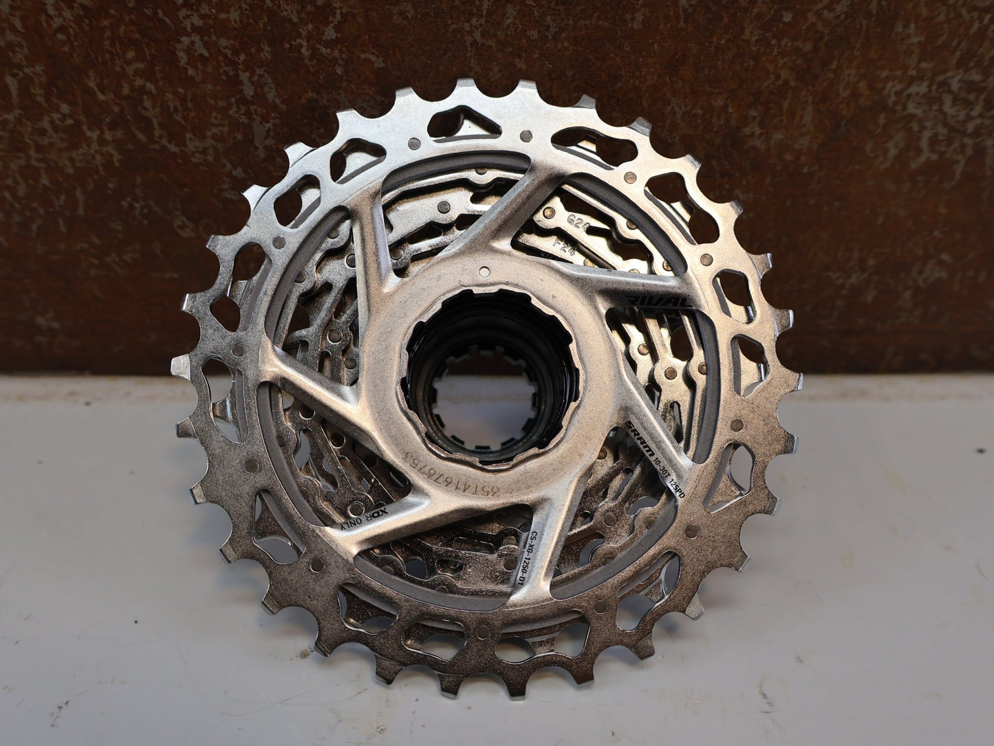 Kassette & Zahnkränze von Sram, SRAM KASSETTE XG-1250 / 12-FACH ZAHNKRANZ / 10-30T / ROAD GRAVEL vor USEDBIKES-OB.DE Hintergrund
