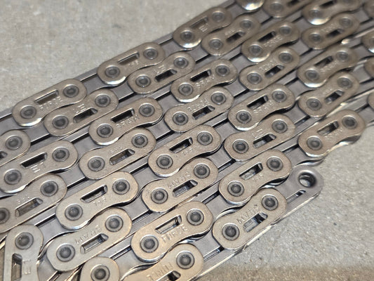 Zubehör von Sram, SRAM KETTE PC FORCE AXS E1 12 / 13 FACH vor USEDBIKES - OB.DE Hintergrund