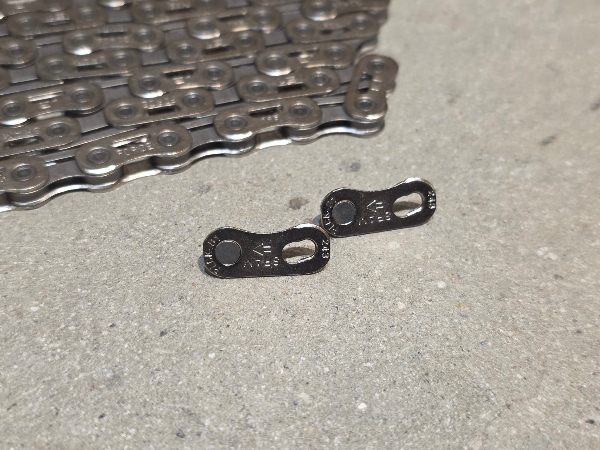 Zubehör von Sram, SRAM KETTE PC FORCE AXS E1 12 / 13 FACH vor USEDBIKES - OB.DE Hintergrund