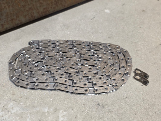 Zubehör von Sram, SRAM KETTE RED ROAD FLATTOP D1 AXS 12 FACH / GEWACHST SILCA SECRET CHAIN vor USEDBIKES - OB.DE Hintergrund